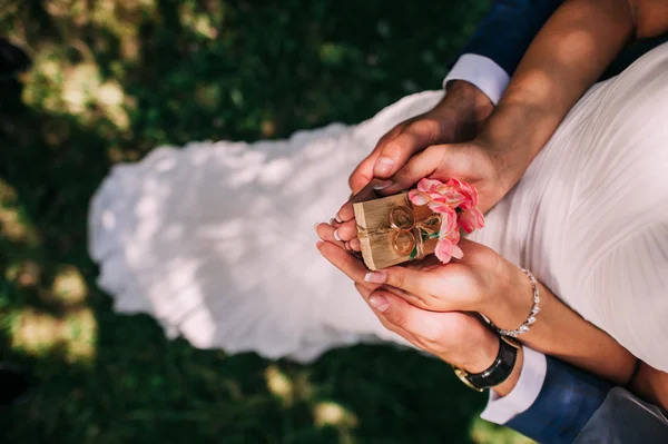 Caja con anillos de boda en las manos — Foto de Stock