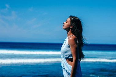 Sahilde güzel bir kız