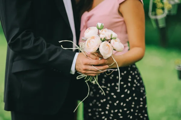 Hochzeitspaar hält Händchen — Stockfoto