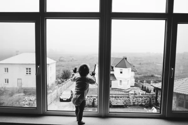 Симпатичный ребенок дома в белой комнате — стоковое фото