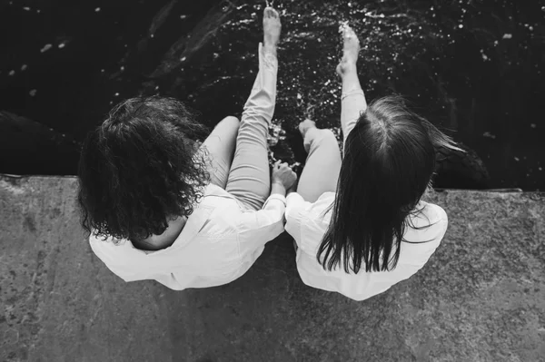 Dos chicas sentadas en el muelle —  Fotos de Stock