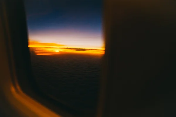 Nuvens e céu como visto através da janela — Fotografia de Stock