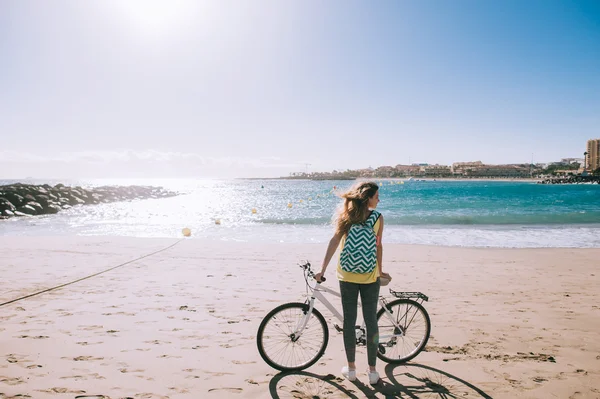 Zorgeloos vrouw met fiets rijden — Stockfoto