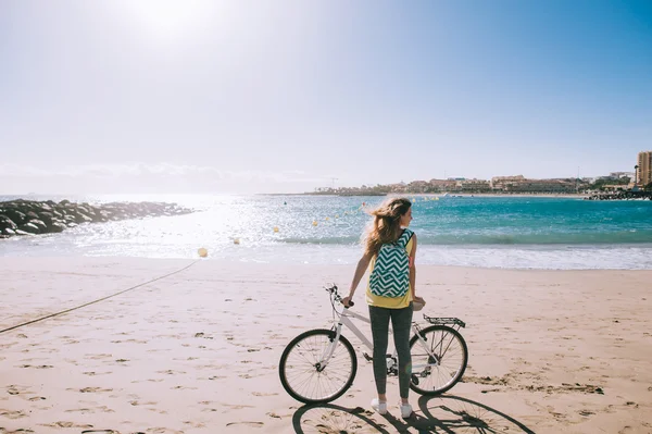 Mulher despreocupada com andar de bicicleta — Fotografia de Stock