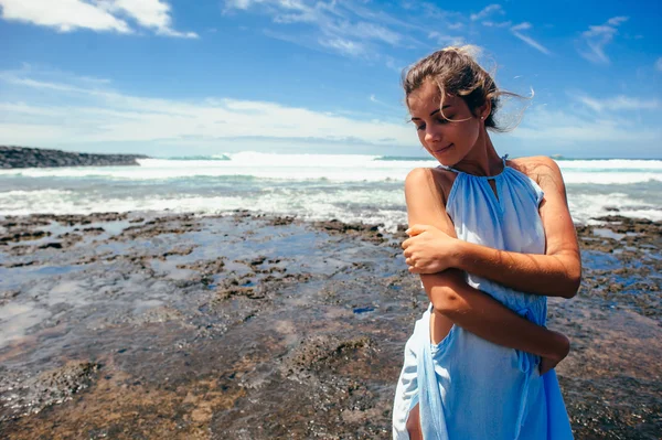 Belle fille sur la plage — Photo