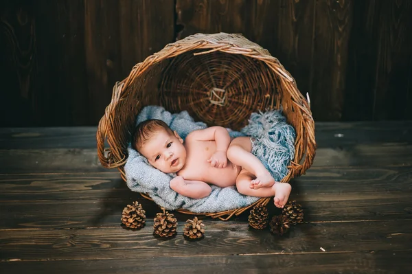 Bébé garçon, studio photo sur un fond en bois — Photo