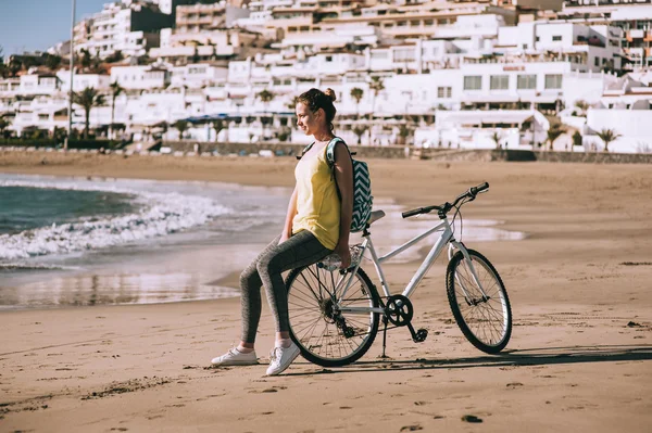 Zorgeloos vrouw met fiets rijden — Stockfoto