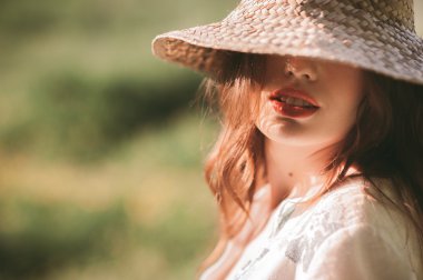 şapkalı güzel kız