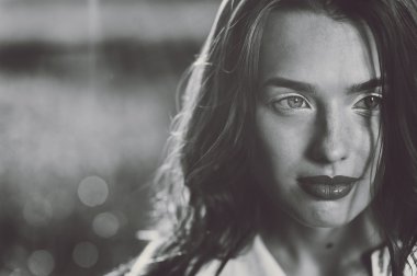 Güzel kız gülümsüyor 