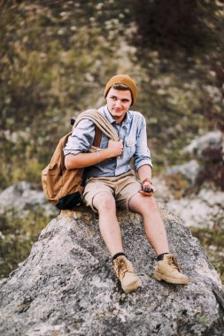 Genç uzun yürüyüşe çıkan kimse adam 