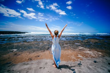 Sahilde güzel bir kız