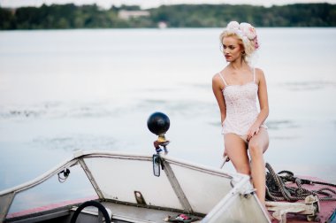 Yatta oturan genç kadın 