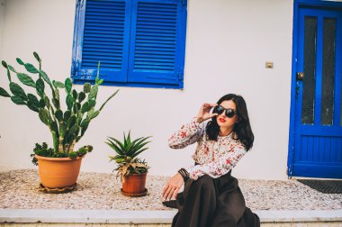 güzel kız terasta dinlenme