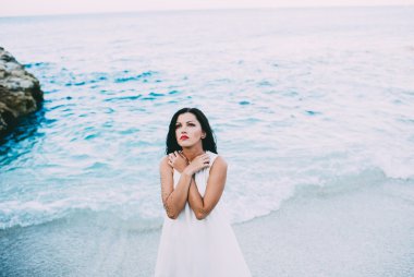 Mavi su genç seksi esmer 