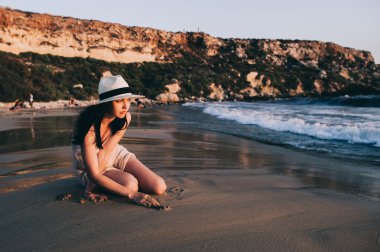   kadın güzel deniz kıyısı aittir