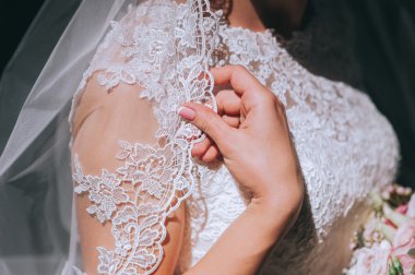 Gelin gelinlik giyiyor 