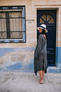 genç güzel kız şapka ile