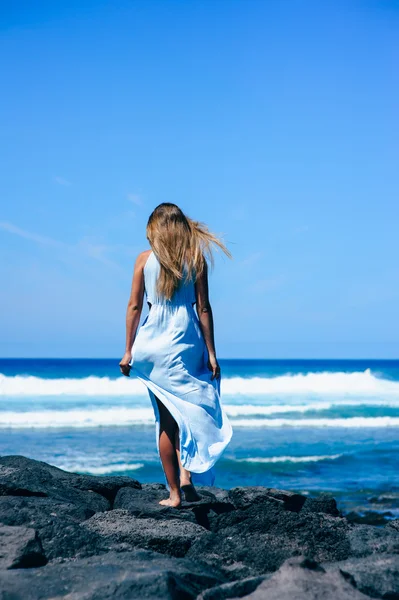 Hermosa chica en la playa — Foto de Stock