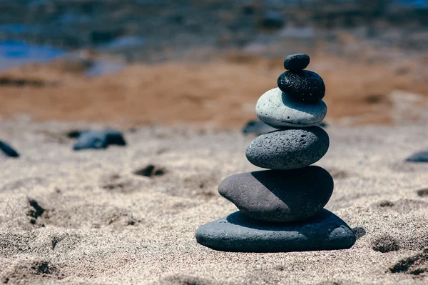 Na písčité pláži kameny rovnováhu — Stock fotografie