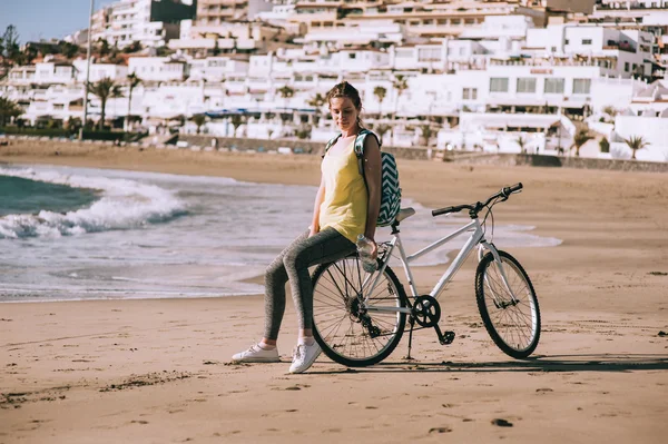 Mujer despreocupada con bicicleta — Foto de Stock