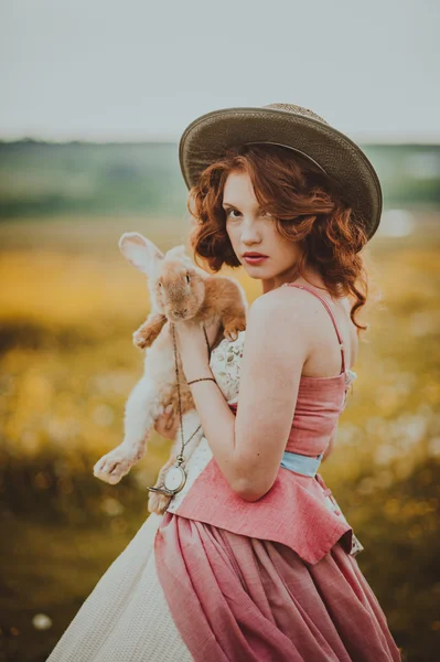 Menina com um coelho ao ar livre — Fotografia de Stock