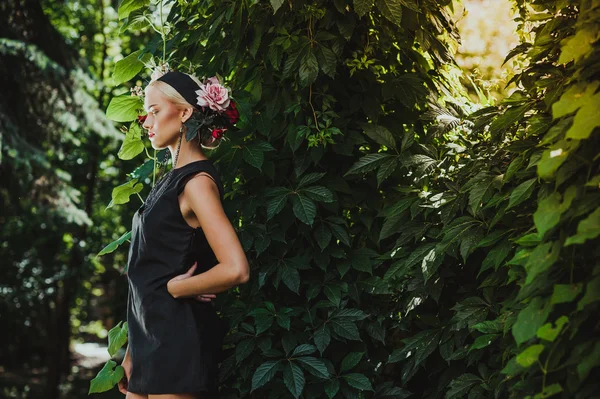 Hermosa joven en vestido oscuro —  Fotos de Stock