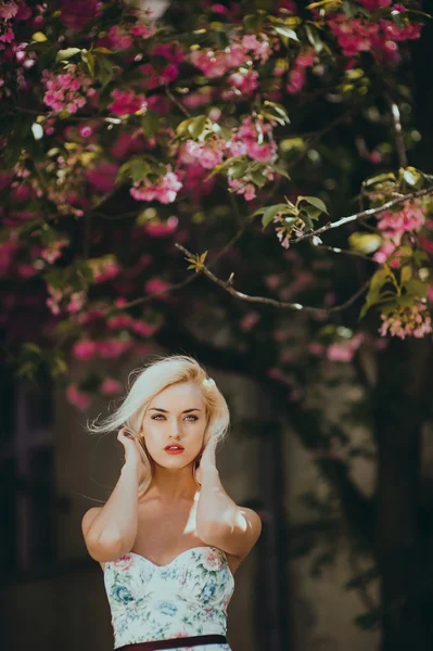 Menina loira no jardim flor — Fotografia de Stock