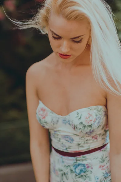 Blondes Mädchen im blühenden Garten — Stockfoto