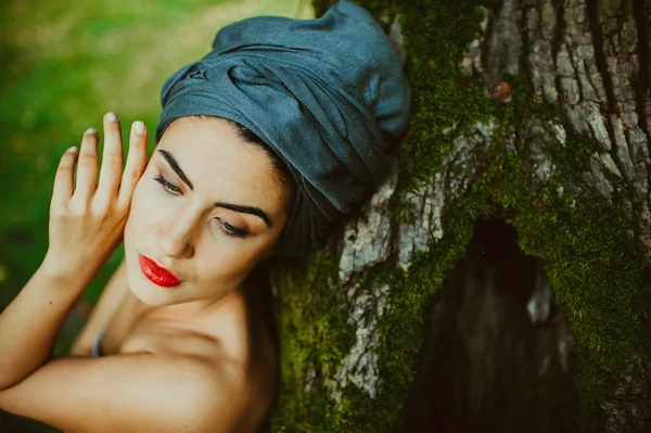 Nude girl posing near a tree — Stock Photo, Image