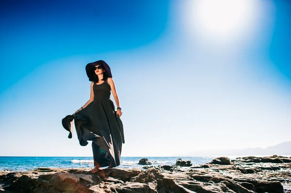 Hermosa chica vistiendo vestido negro — Foto de Stock