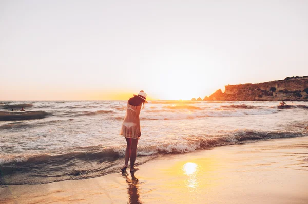 Mujer camina a lo largo de la costa — Foto de Stock