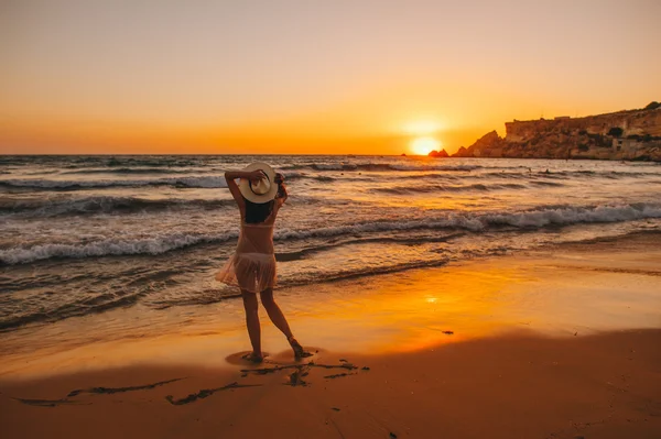 Moře pláž dívka silueta — Stock fotografie