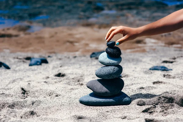 Torre de pedra em uma praia de seixos — Fotografia de Stock