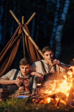 İki ikiz kardeşler