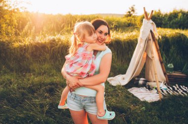 Anne ve kızı parkta.