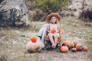 Hasır Şapkalı büyüleyici küçük kız