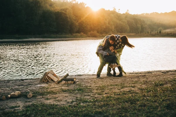 Familia jugando cerca de fogata — Foto de Stock