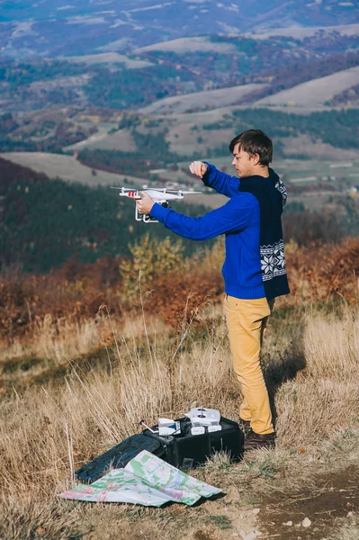 Hombre sosteniendo un dron para fotografía aérea . — Foto de Stock