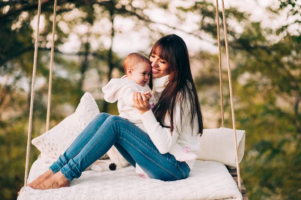 Mom and daughter in park — Stock Photo, Image