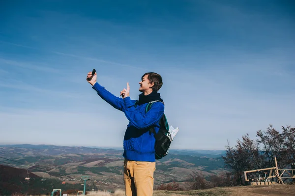 Joven hipster tomando fotos — Foto de Stock