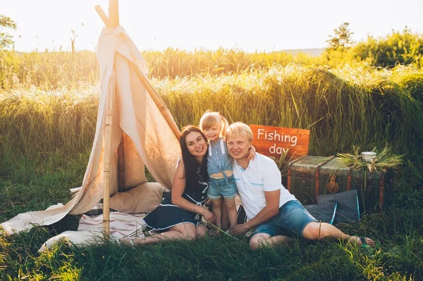 Kul tält med familj — Stockfoto