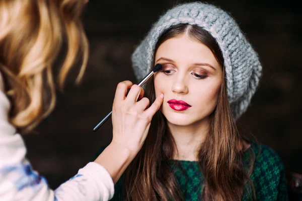 Make-up artist applying eyeshadow — Stock Photo, Image