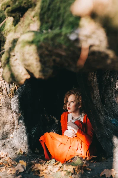 Menina em uma floresta misteriosa — Fotografia de Stock