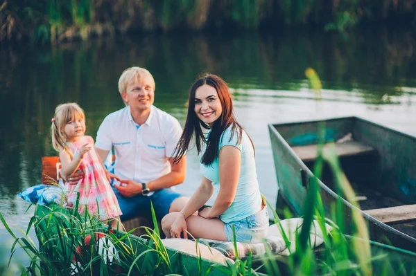Retrato de una buena familia en un barco —  Fotos de Stock