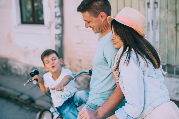 Tour in bici doppia famiglia — Foto Stock