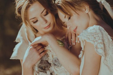 Ikiz kız kurbağa holding