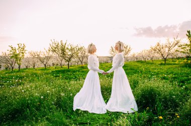 kardeş ikizi yüz el kapatır