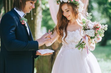 Damat Düğün yüzüğü tak