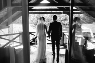 Gelin ve damat balkonda.