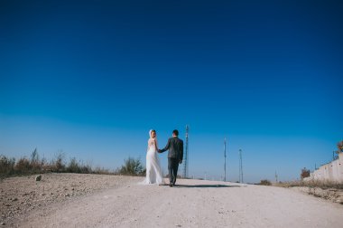 Yeni evliler tutkuyla öpüşme